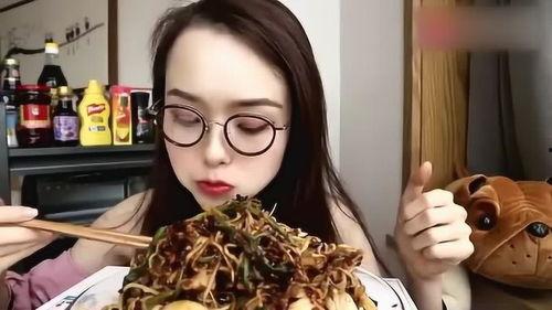 美女吃网纹瓜,美女品尝美味瞬间