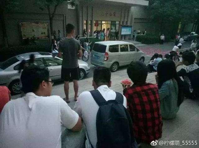 表白现场的吃瓜现场,表白现场，吃瓜群众围观狂欢